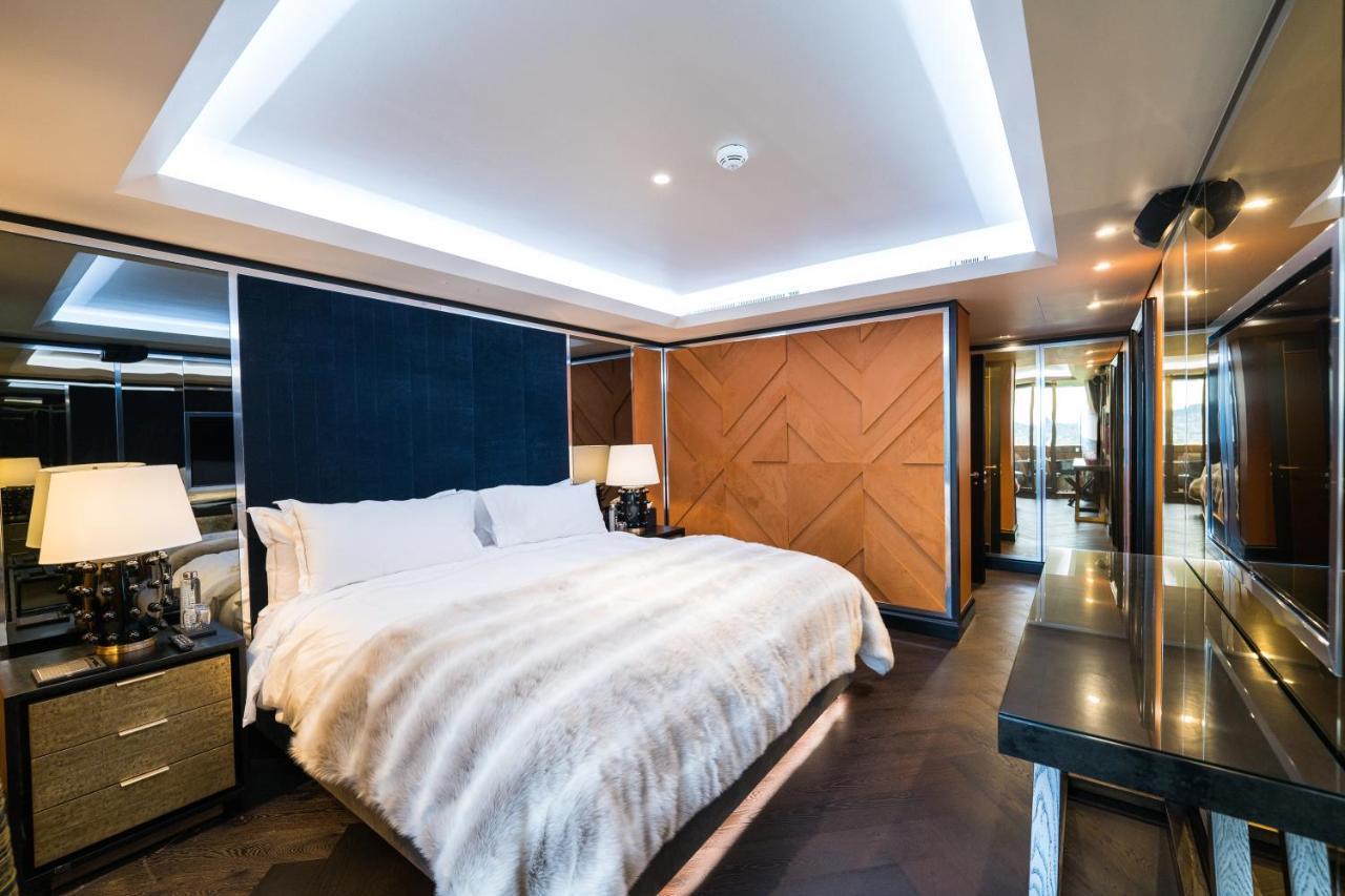 Five Zurich - Luxury City Resort Eksteriør bilde The bedroom of the 2014 suite