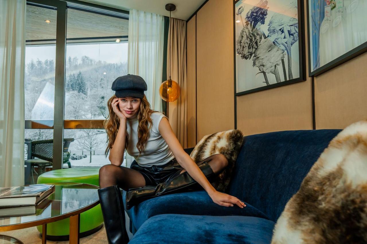 Five Zurich - Luxury City Resort Eksteriør bilde A woman wearing a leather skirt