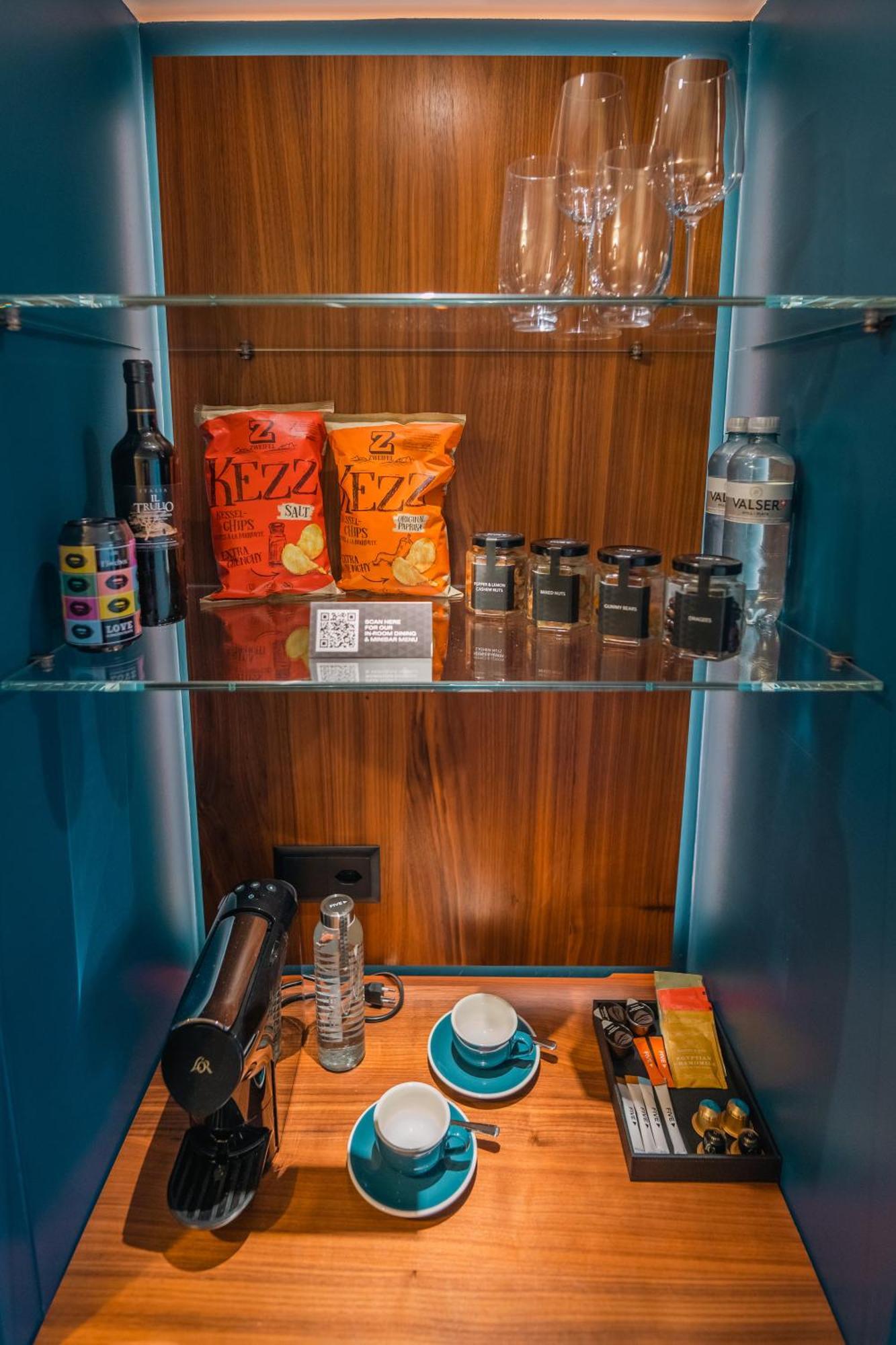 Five Zurich - Luxury City Resort Eksteriør bilde A mini-bar in a hotel room